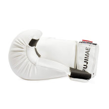 Cargar imagen en el visor de la galería, GUANTILLA KARATE BLANCO SIN PULGAR RFEK FUJIMAE ADVANTAGE