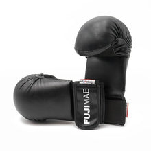 Cargar imagen en el visor de la galería, GUANTILLA KARATE NEGRA SIN PULGAR RFEK FUJIMAE ADVANTAGE (Copia)