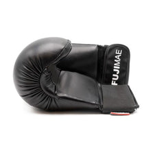 Cargar imagen en el visor de la galería, GUANTILLA KARATE NEGRA SIN PULGAR RFEK FUJIMAE ADVANTAGE (Copia)